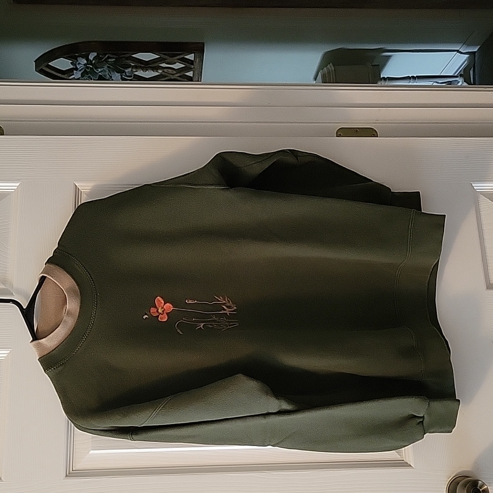 Ladies hunter Green sweatshirt